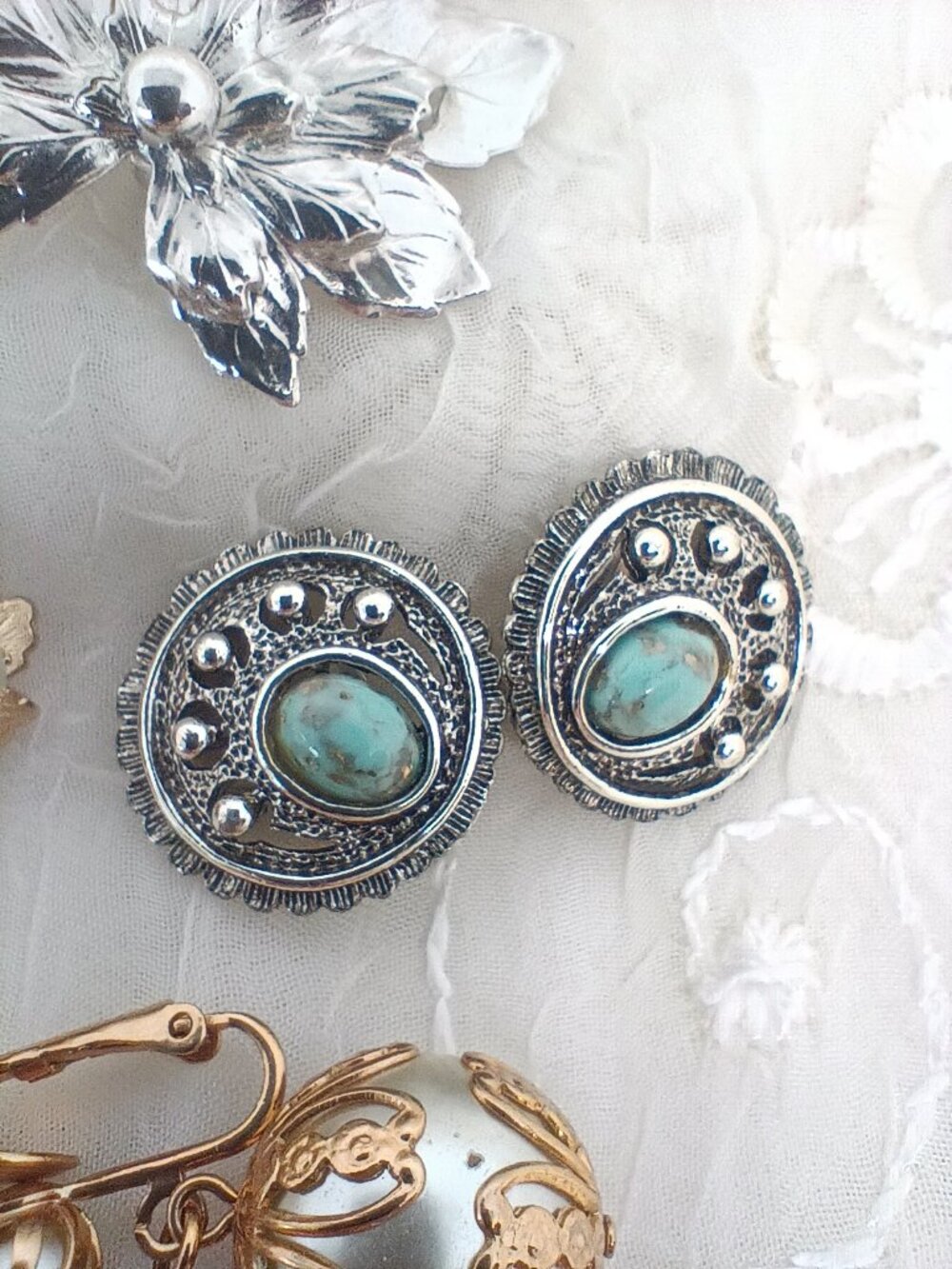 lot of Sarah Coventry Earrings Gold Tone Clip On's Whispering Leaf, Dangle Pearl - Picture 6 of 11